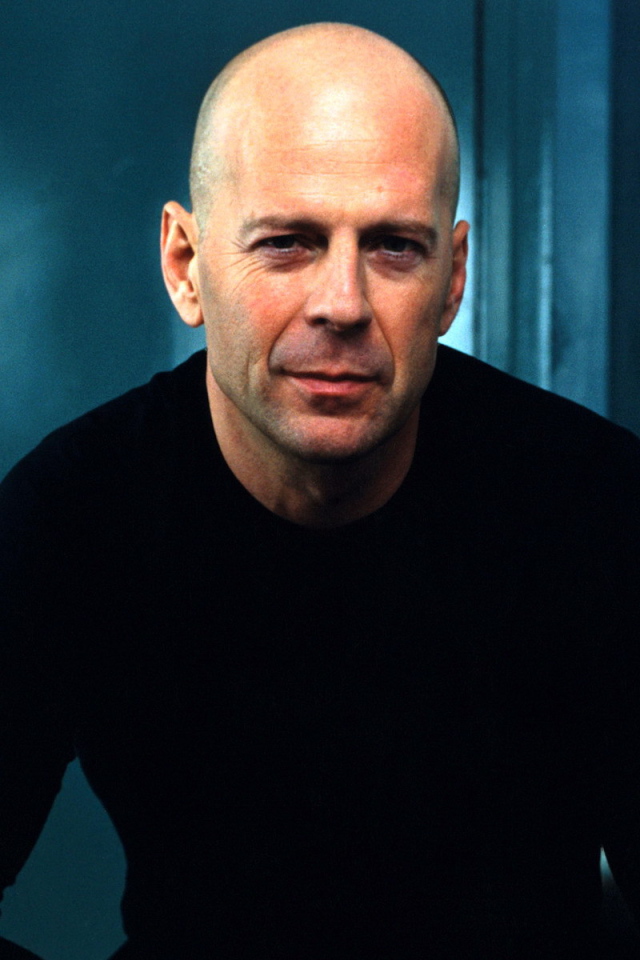 Известный киноактер Брюс Уиллис в голубой комнате