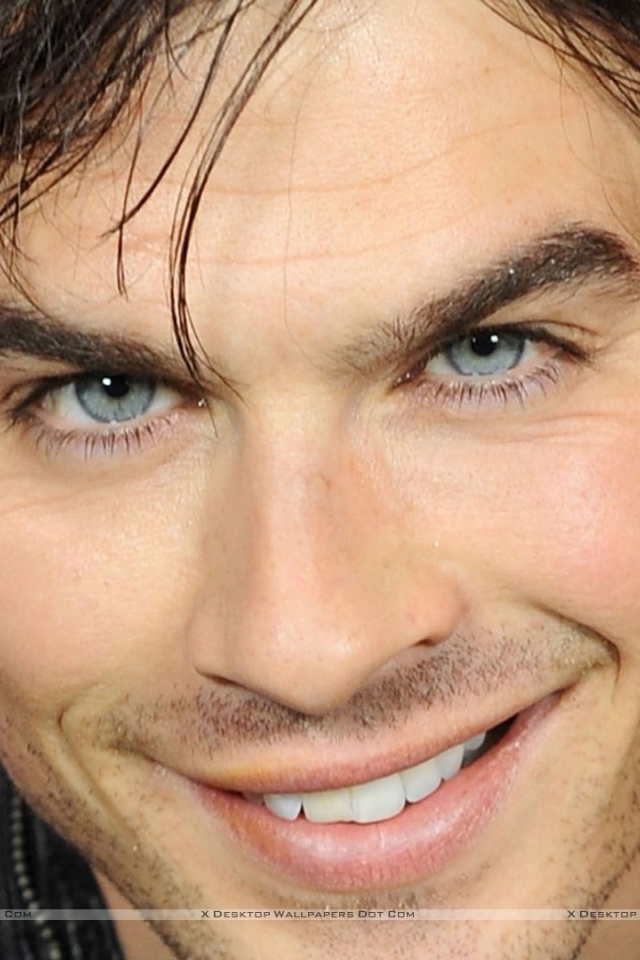 Йен Сомерхолдер улыбается