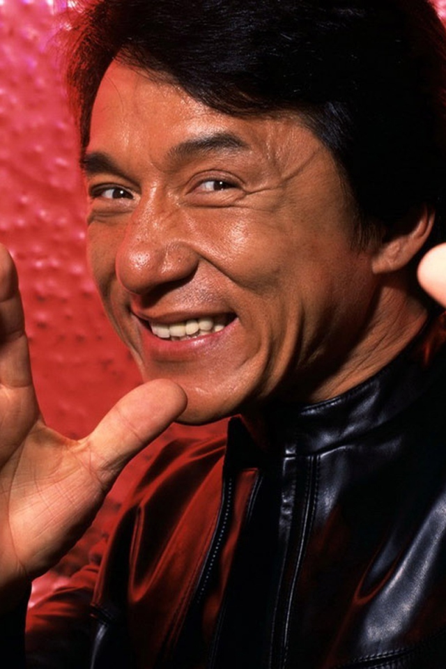 Джеки Чан улыбается