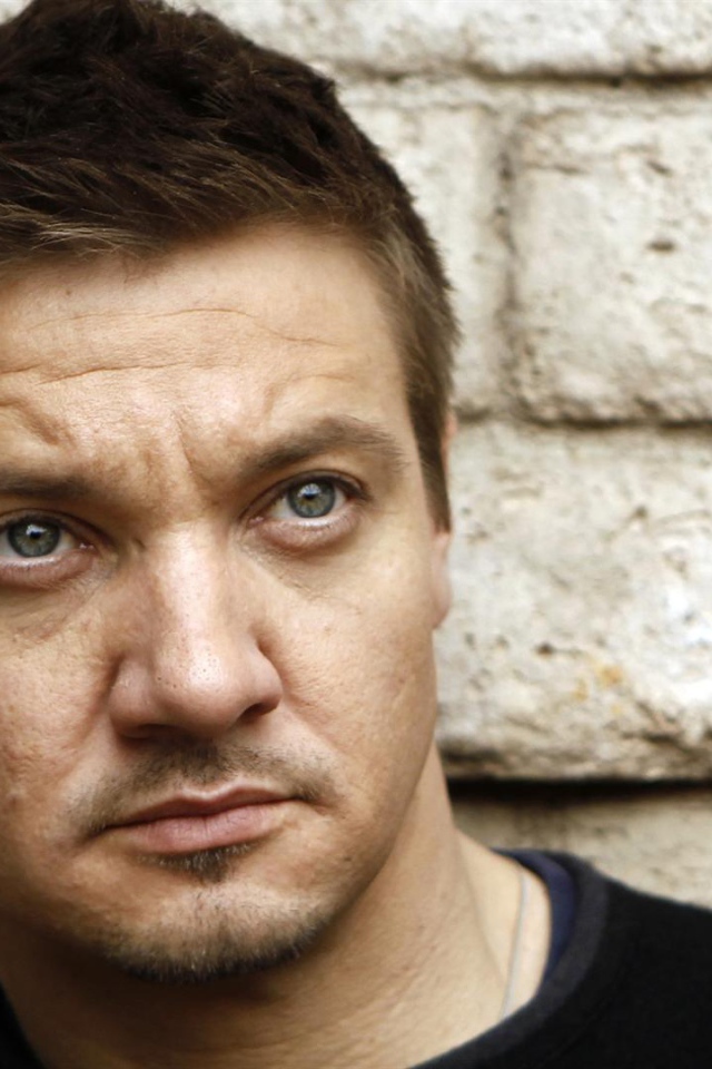 Джереми Реннер крупным планом