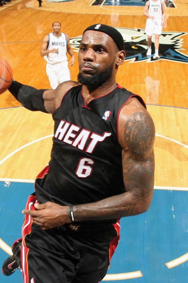 Леброн Джеймс на баскетбольной площадке