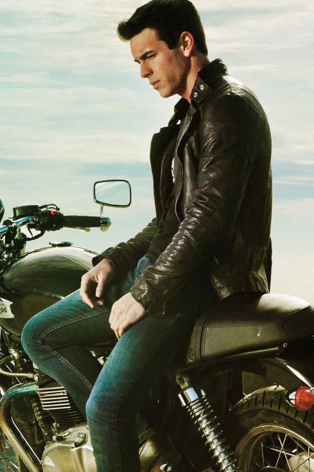 Марио Касас и мотоцикл