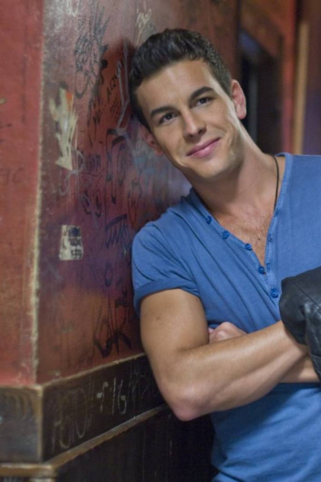 Марио Касас в синей футболке