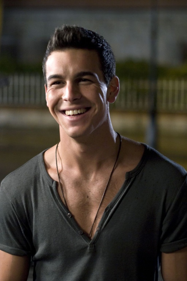 Марио Касас улыбается