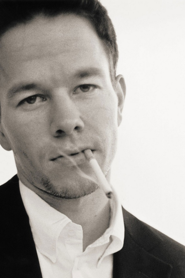 Марк Уолберг курит