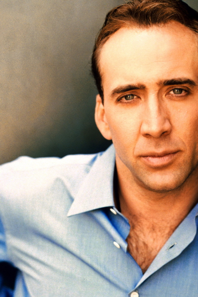 Николас Кейдж в синей рубашке