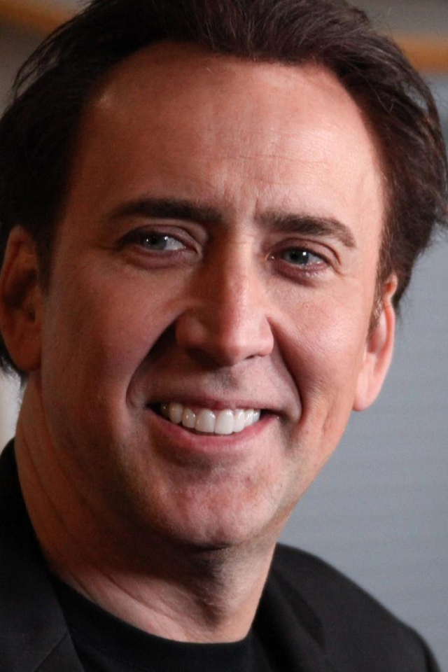 Николас Кейдж улыбается