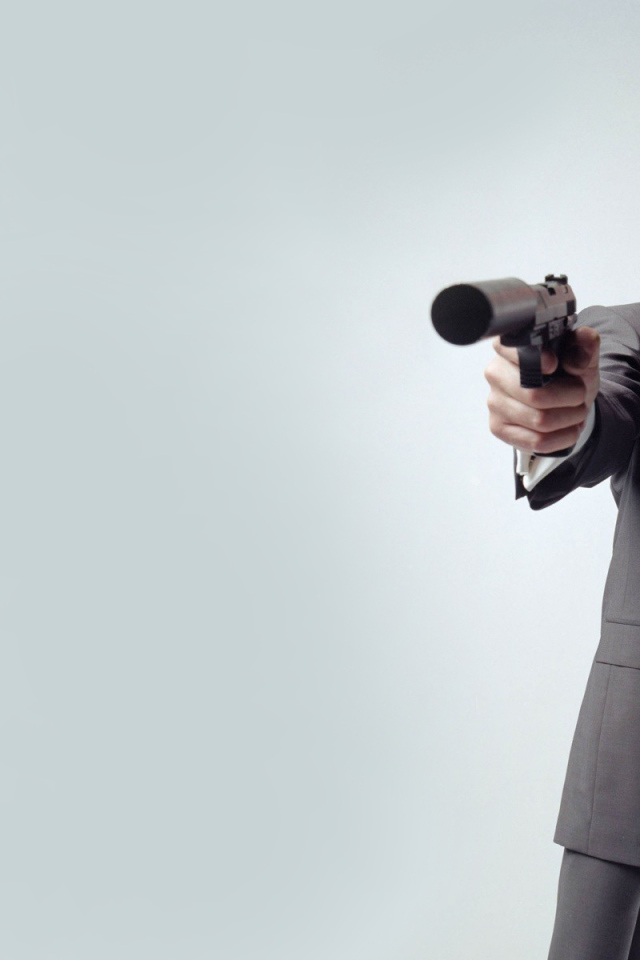 Пирс Борснан с пистолетом