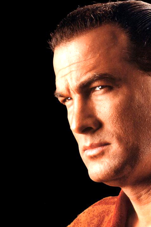 Стивен Сигал на темном фоне