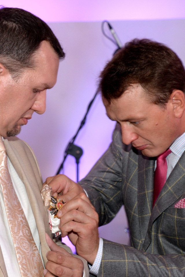 Награду вручает Марат Башаров