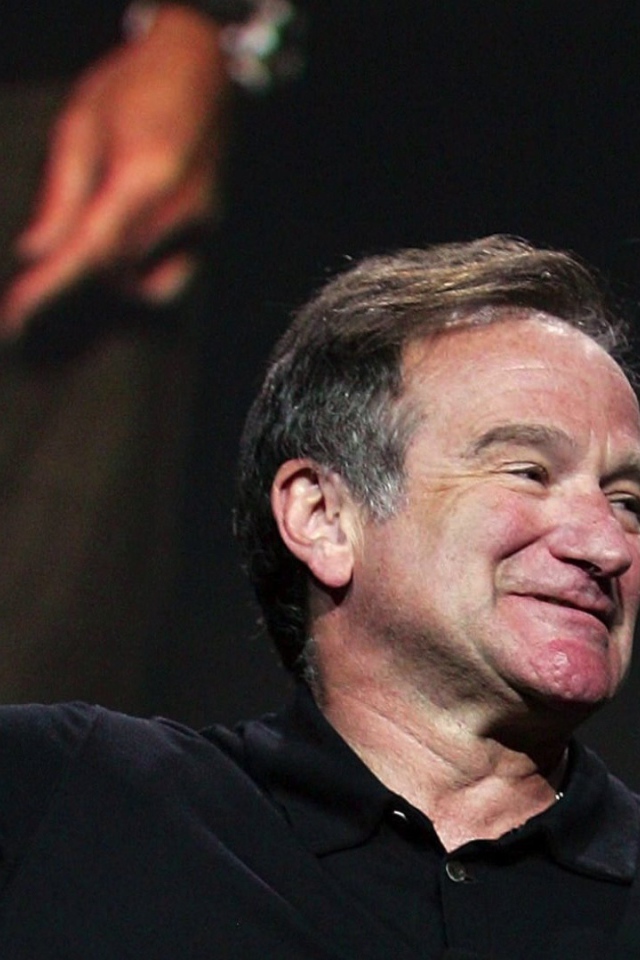 Знаменитый Робин Уильямс показывает рукой вверх