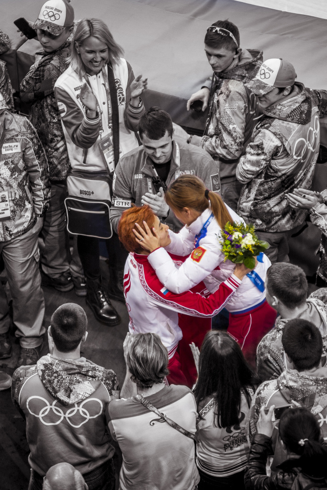 Команда приветствует  победителя Виктора Ана