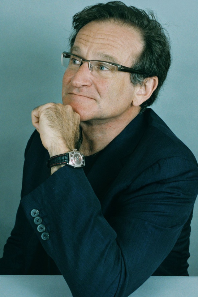 Задумчивый Робин Уильямс в очках