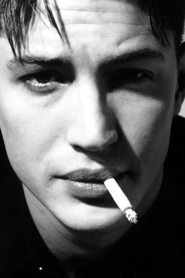 Том Харди в черно-белом