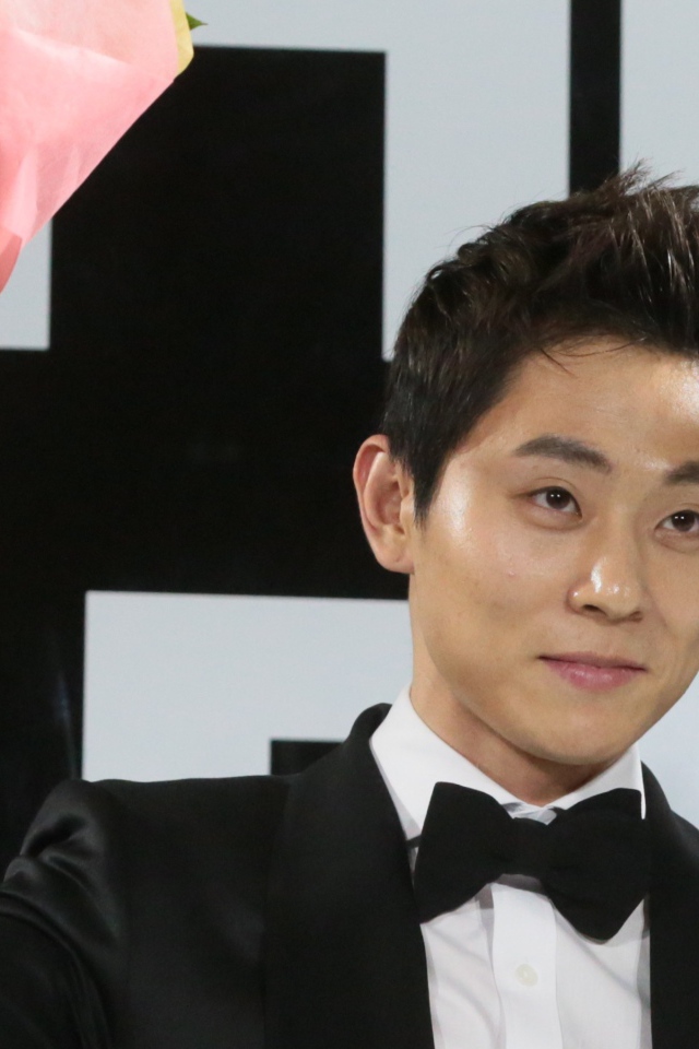 Виктор Ан в смокинге