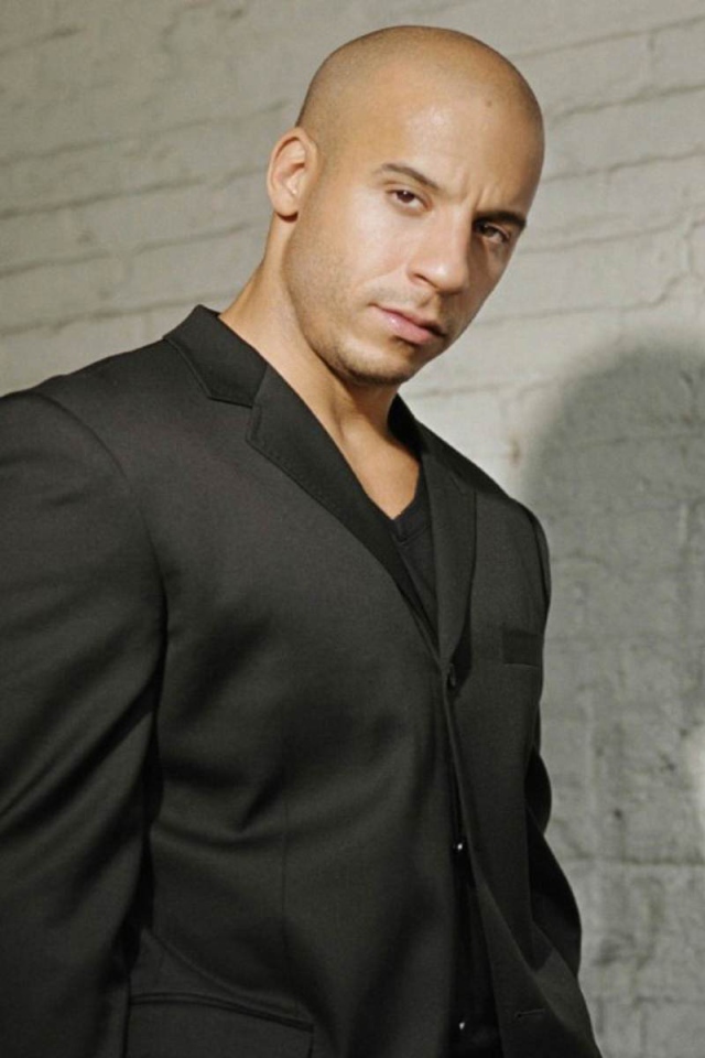 Вин Дизель в черном костюме