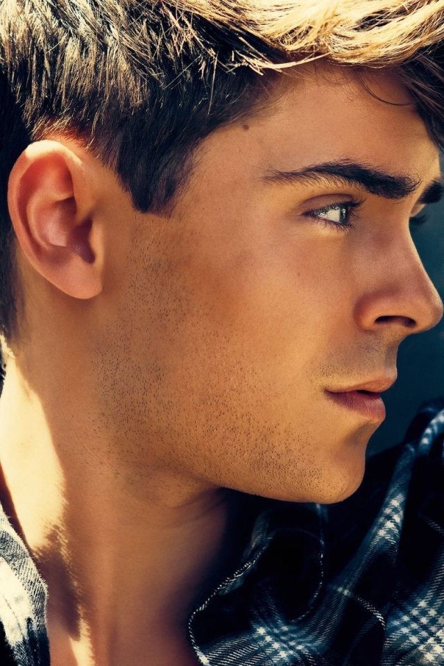 Зак Эфрон крупным планом