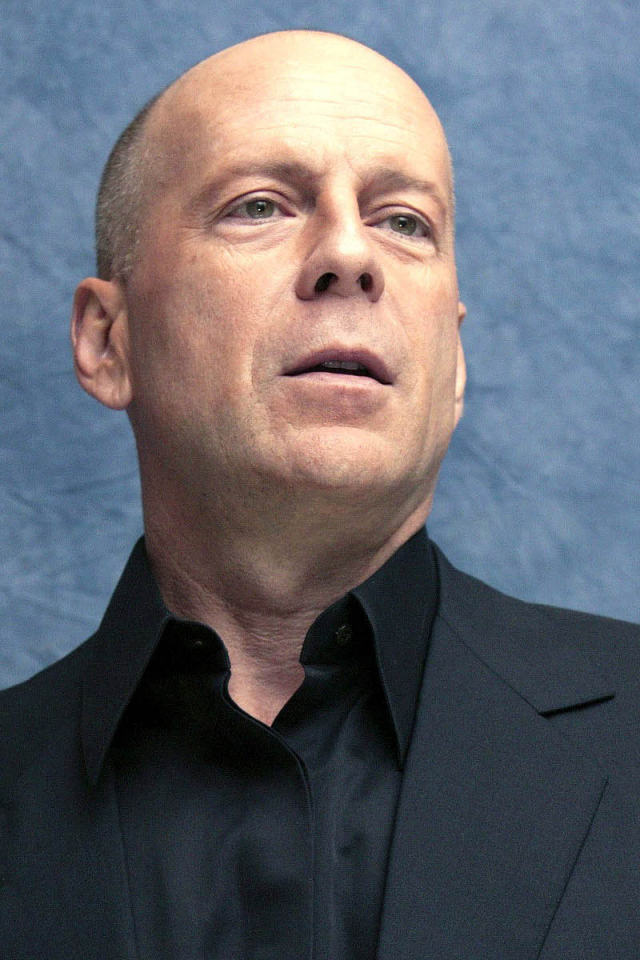 Известный актер Брюс Уиллис на синем фоне