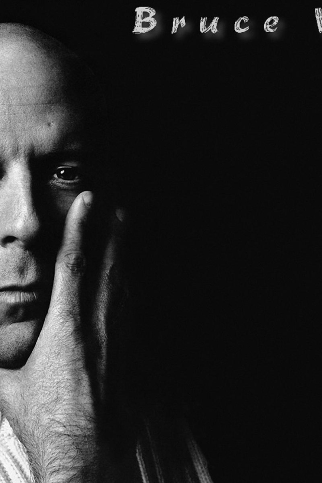 Известный актер Брюс Уиллис на черном фоне