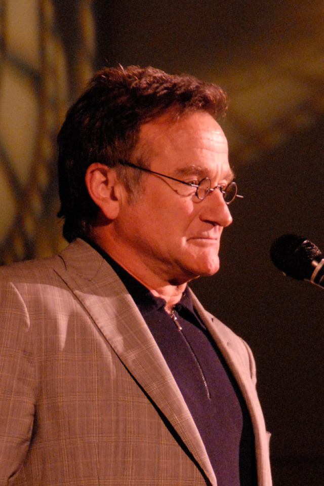 Актер Робин Уильямс выступает у микрофона