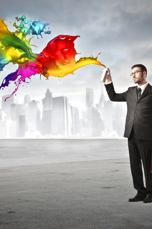 Мужчина распыляет краски