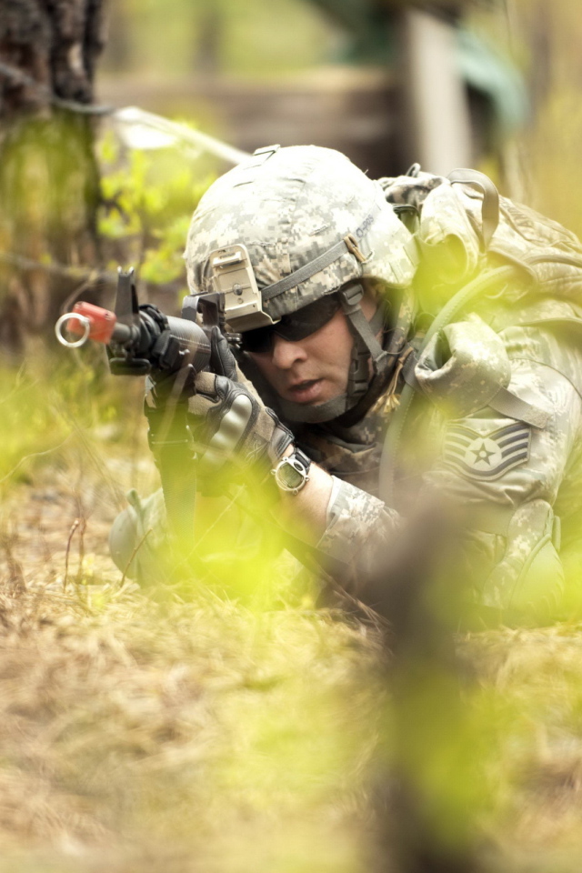 Солдат с автоматом