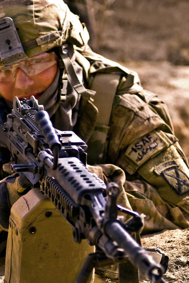 Солдат с пулеметом