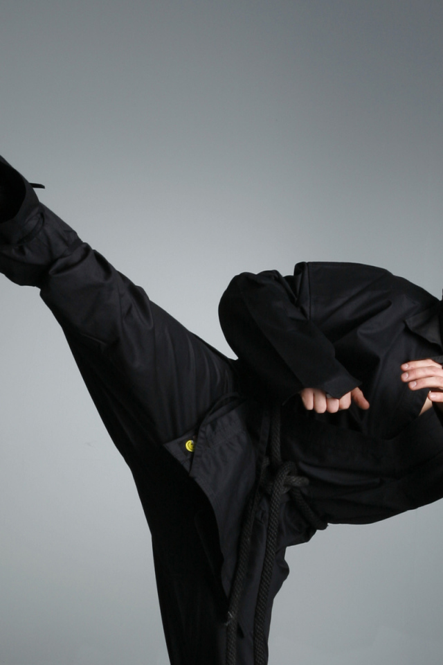 Ниндзя в черном костюме