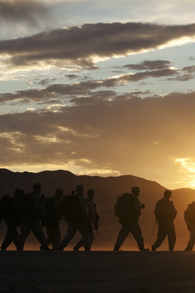 Солдаты идут на закате солнца