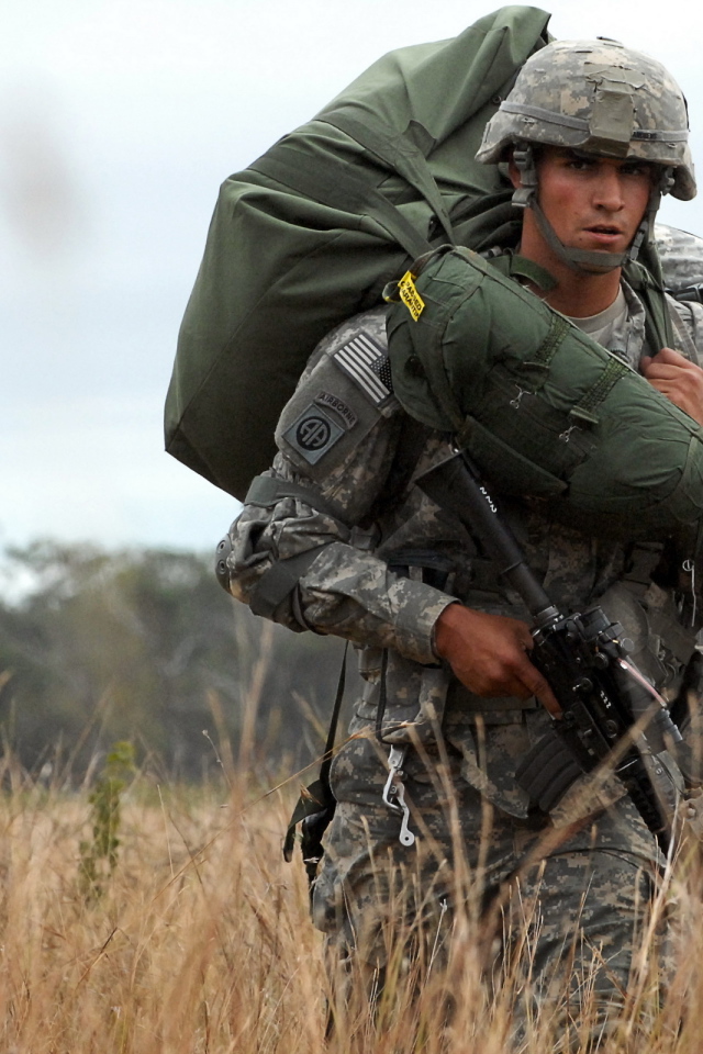 Солдат в траве