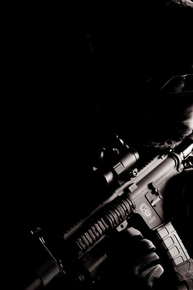 Солдат с оружием на черном фоне