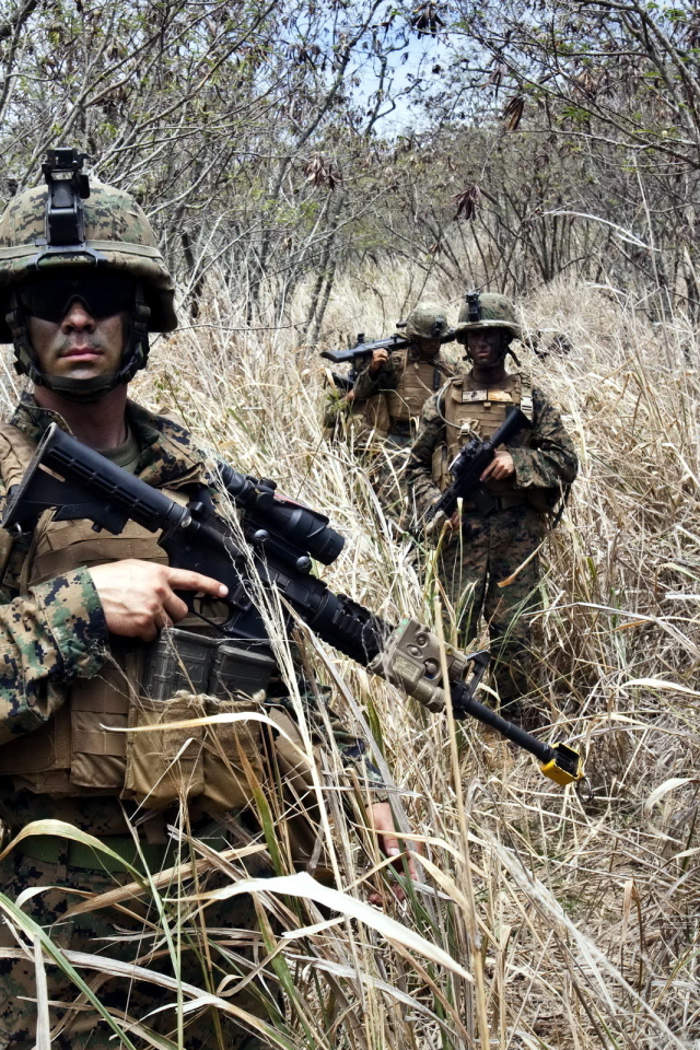 Солдаты с оружием на войне