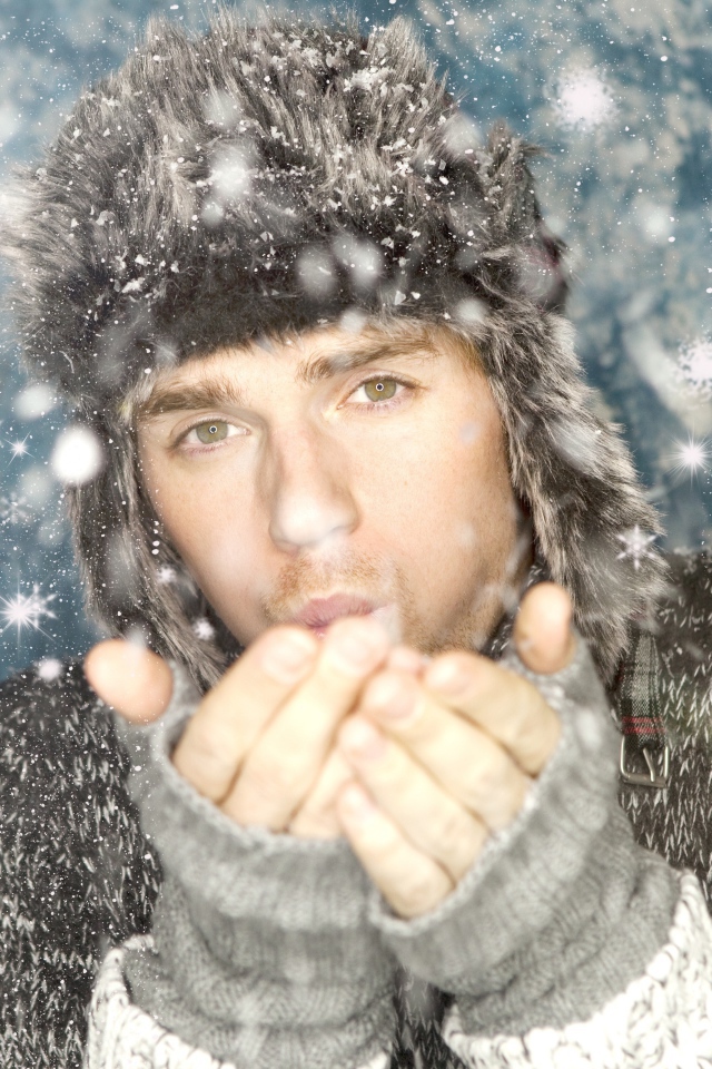 Парень в свитере и шапке