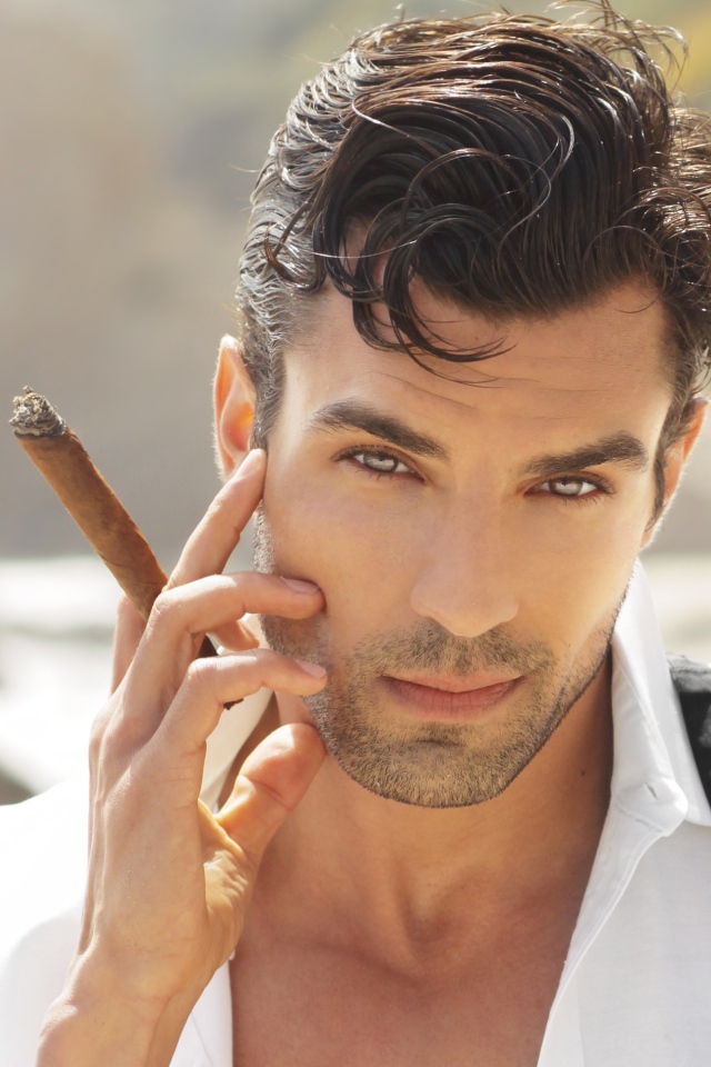 Парень с сигарой в белой рубашке