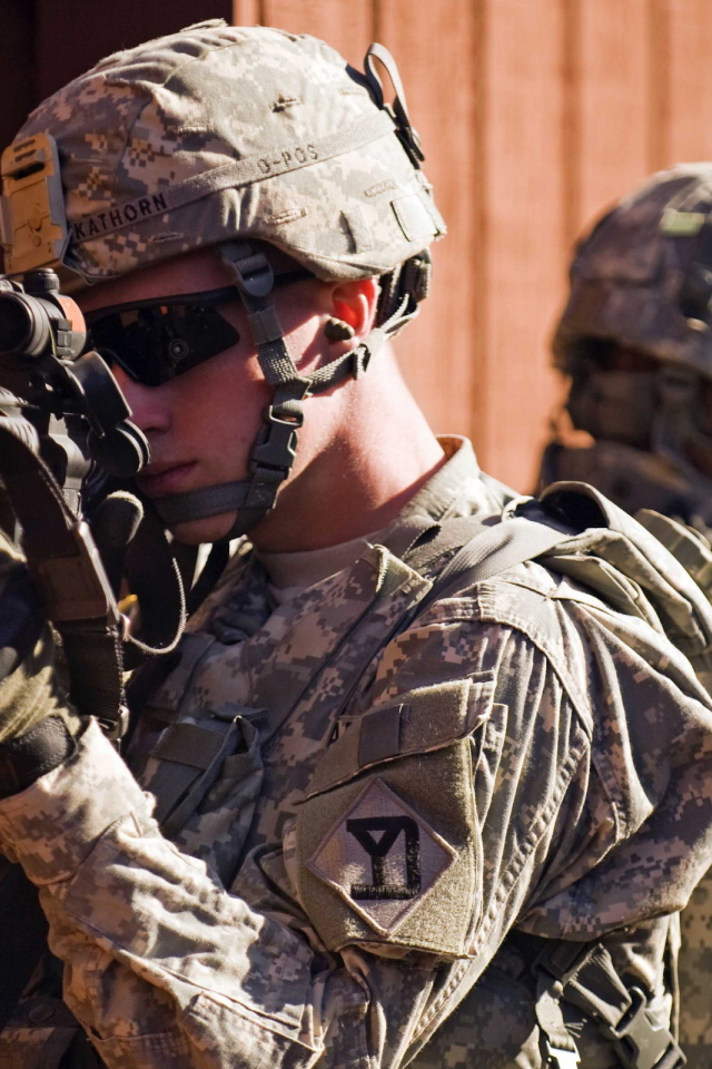 Солдаты целятся из винтовки