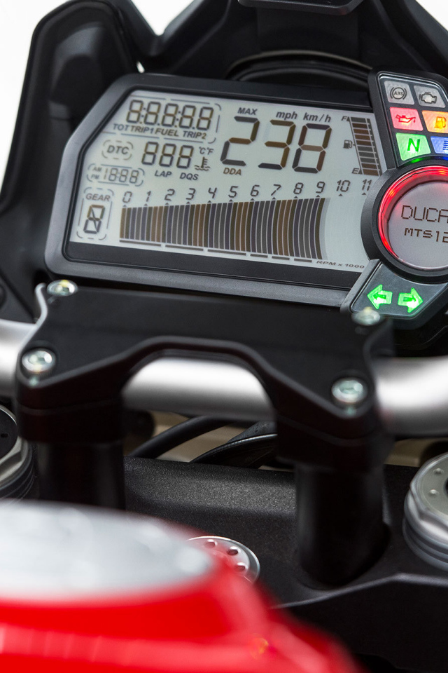 Красивый мотоцикл Ducati Multistrada 1200 S Granturismo