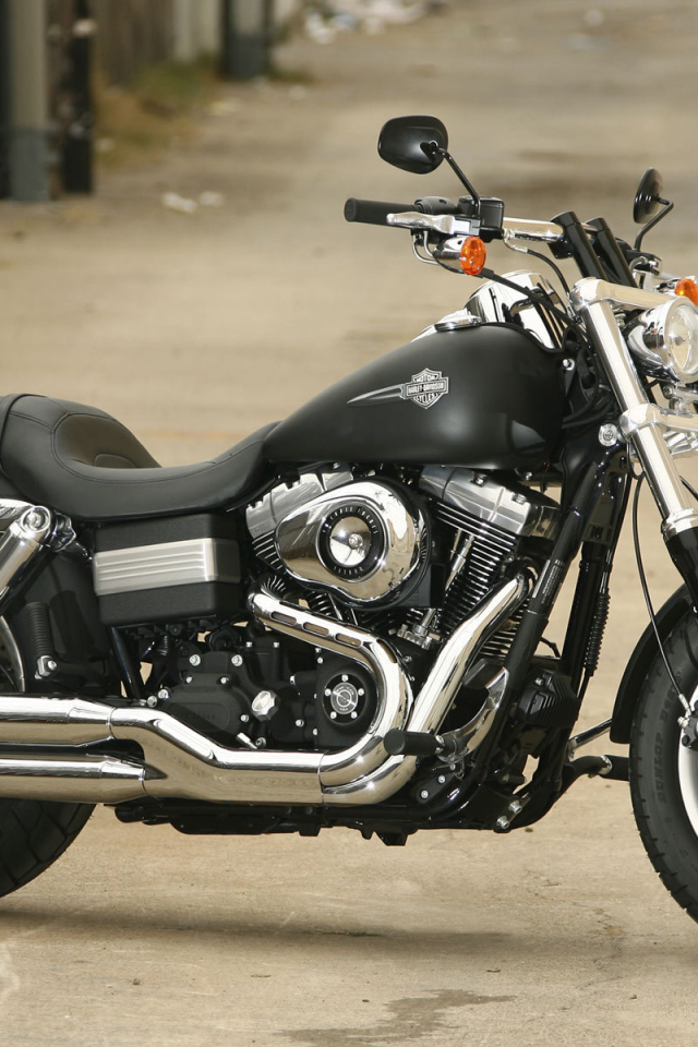 Красивый мотоцикл Harley-Davidson Dyna Super Glide Custom