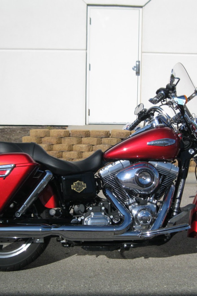 Красивый мотоцикл Harley-Davidson Dyna Switchback