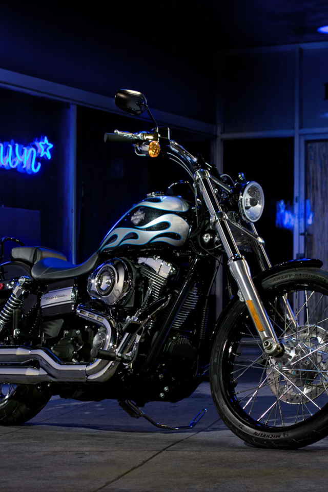 Красивый мотоцикл Harley-Davidson Dyna Switchback