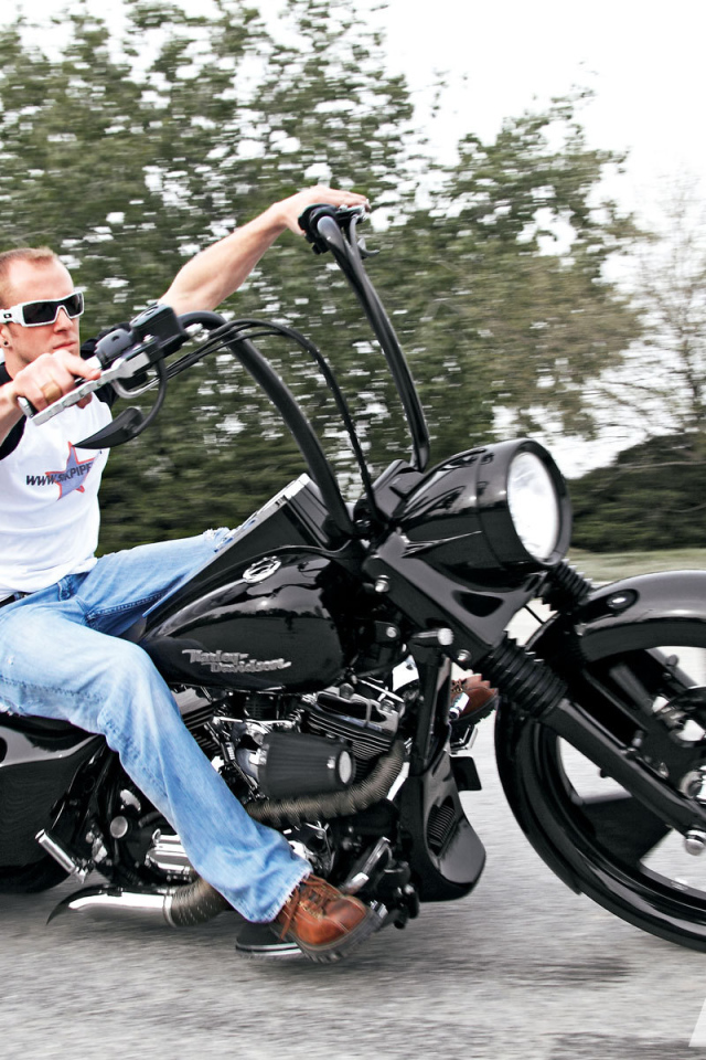 Красивый мотоцикл Harley-Davidson Road King Anniversary Edition