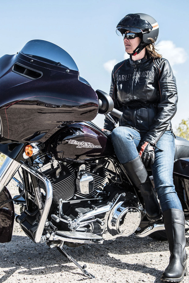 Красивый мотоцикл Harley-Davidson Street Glide