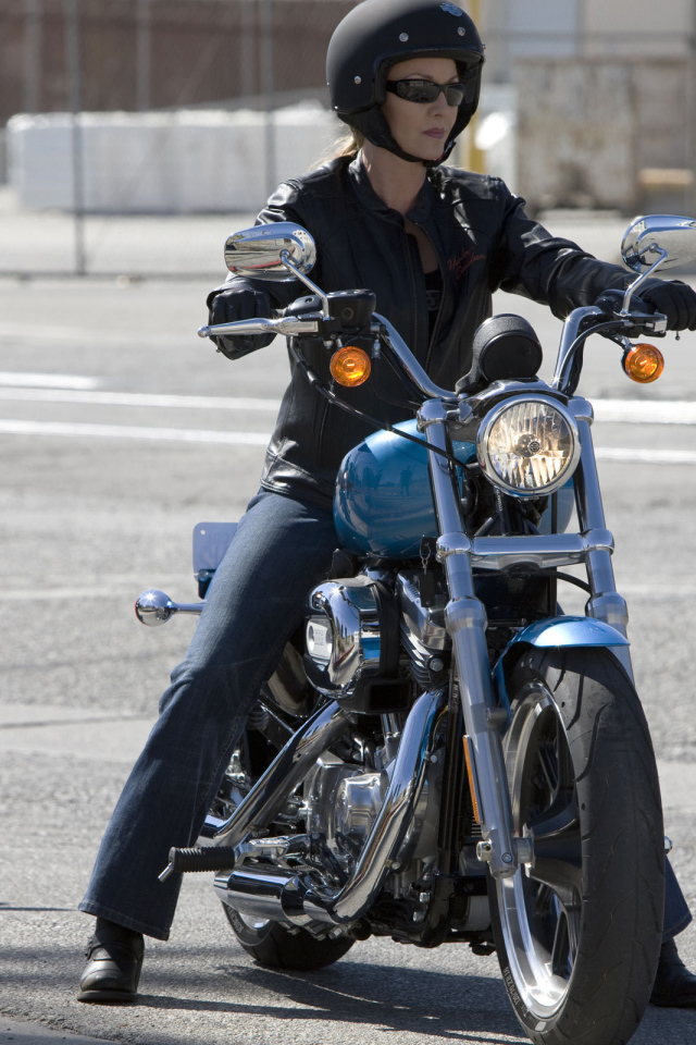 Красивый мотоцикл Harley-Davidson XL 883L Sportster