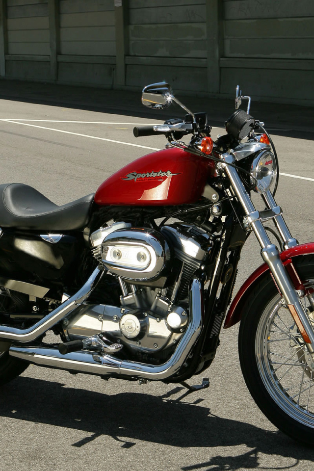 Красивый мотоцикл Harley-Davidson XL 883R Sportster Roadster