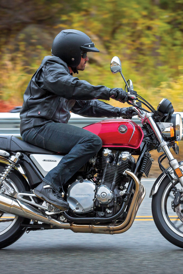 Красивый мотоцикл Honda CB 1100