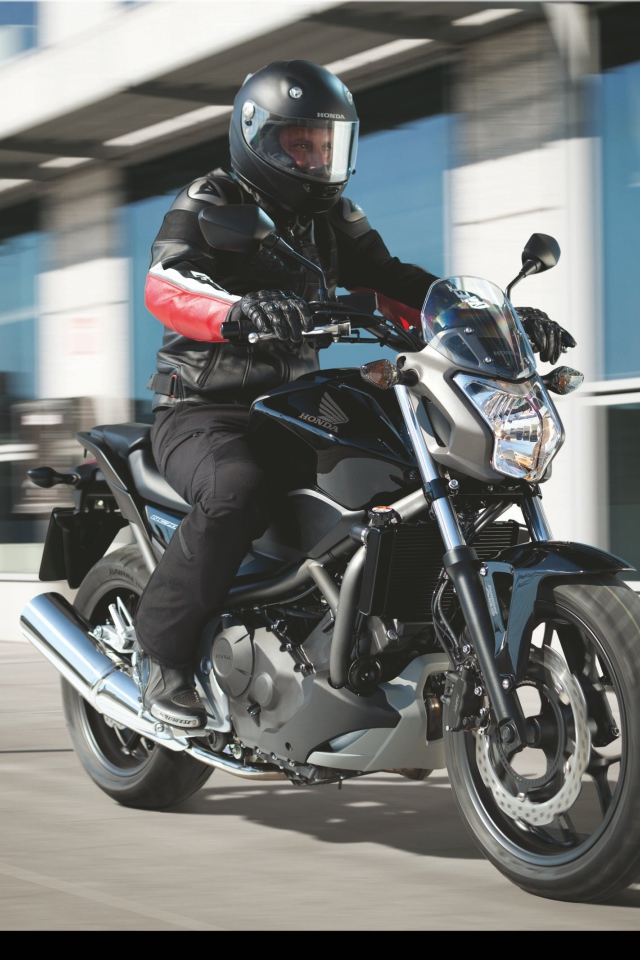 Красивый мотоцикл Honda NC 700 S