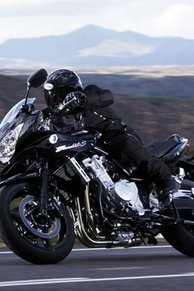 Красивый мотоцикл Suzuki  GSF 1250 S