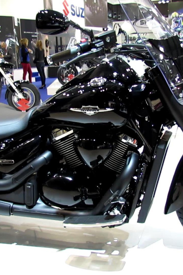 Красивый мотоцикл Suzuki Intruder C1500T