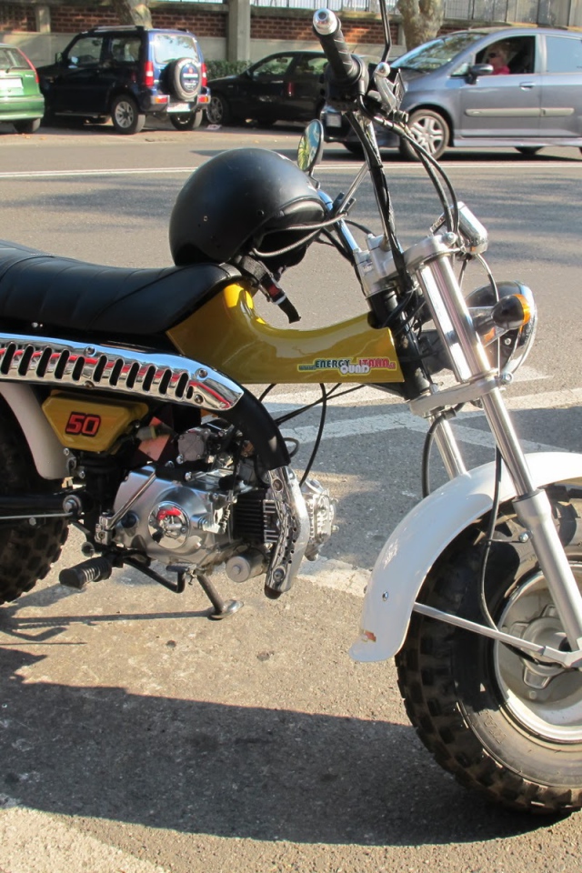 Красивый мотоцикл Suzuki RV 125