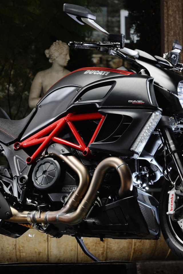 Красивый мотоцикл в москве Ducati Diavel