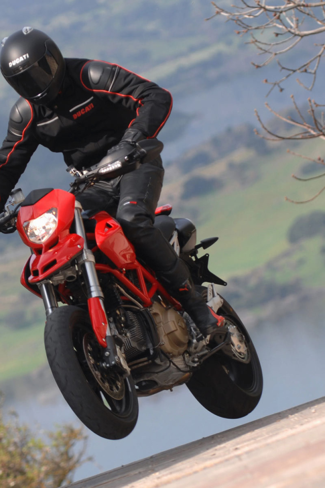 Красивый мотоцикл в москве Ducati Hypermotard